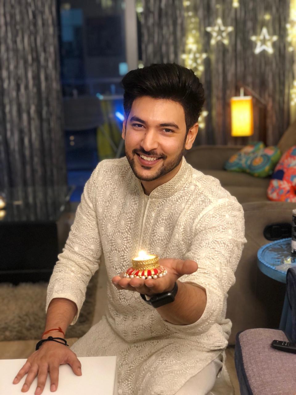 Check out television heartthrob Shivin Narang's festive look for Diwali  