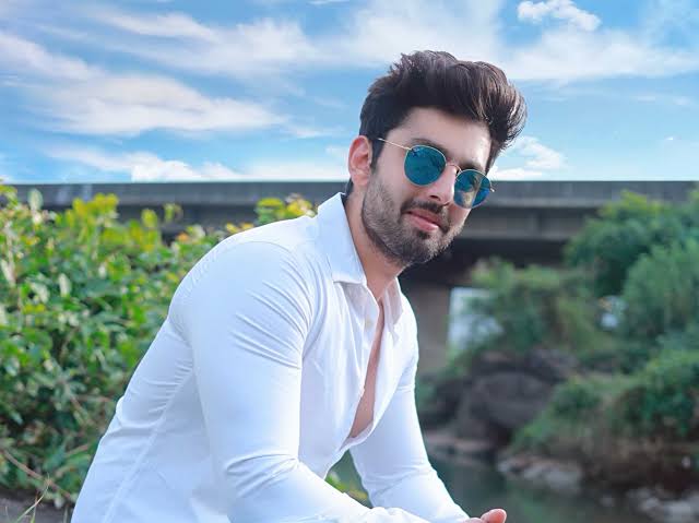Bollywood actor Himansh Kohli reveals the truth about his love life & opines on romance