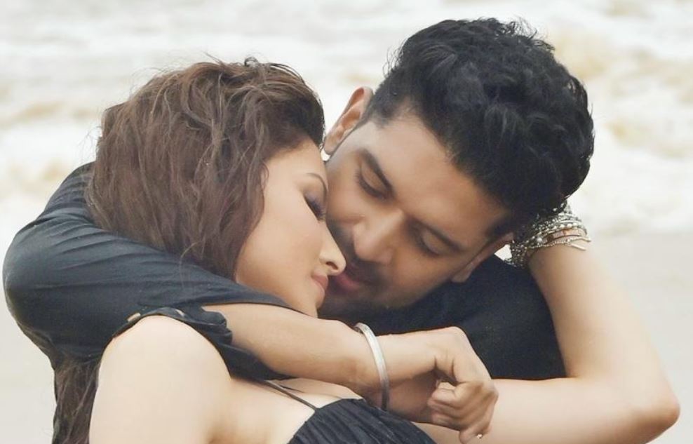 Urvashi Rautela and Guru Randhawa lip kiss in their upcoming song Doob Gaye  