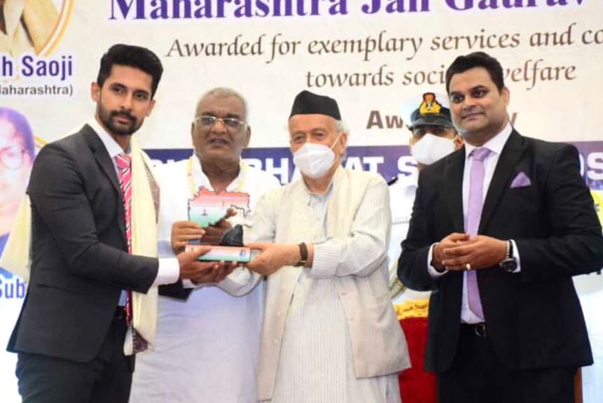 Producer-Actor Ravii Dubey receives an award from the governor of Maharashtra Shri Bhagat Singh Koshyari