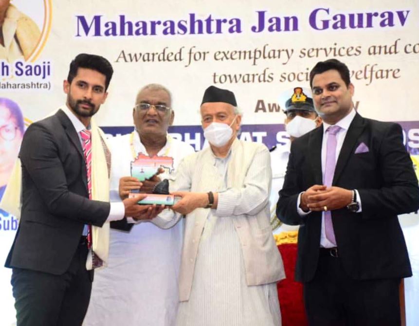 Producer-Actor Ravii Dubey receives an award from the governor of Maharashtra Shri Bhagat Singh Koshyari  