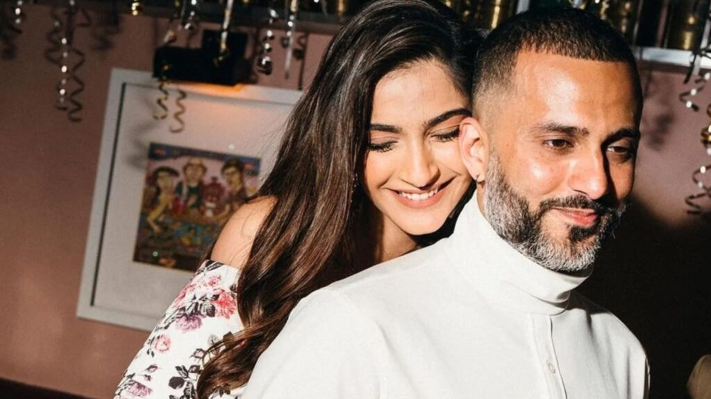 Sonam Kapoor and Anand Ahuja new kissing photo steals the hearts of netizens