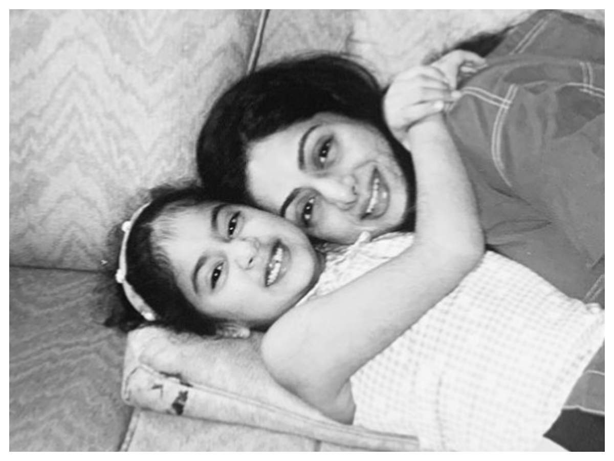 Sridevi Death Anniversary: Janhvi Kapoor remembers her mother with a throwback pic  