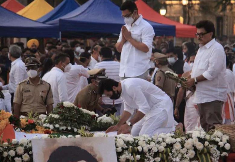 Lata Mangeshkar Funeral: Bollywood celebs pay tribute to the veteran singer  