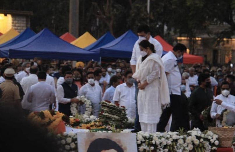 Lata Mangeshkar Funeral: Bollywood celebs pay tribute to the veteran singer  