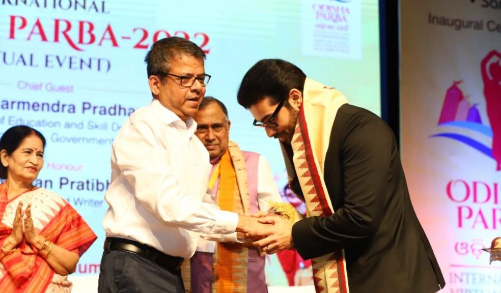 Actor Sharad Malhotra gets honoured for his portrayal of Buxi Jagabandhu at the International Odisha Parba