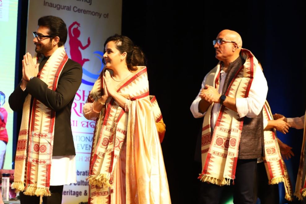 Actor Sharad Malhotra gets honoured for his portrayal of Buxi Jagabandhu at the International Odisha Parba  