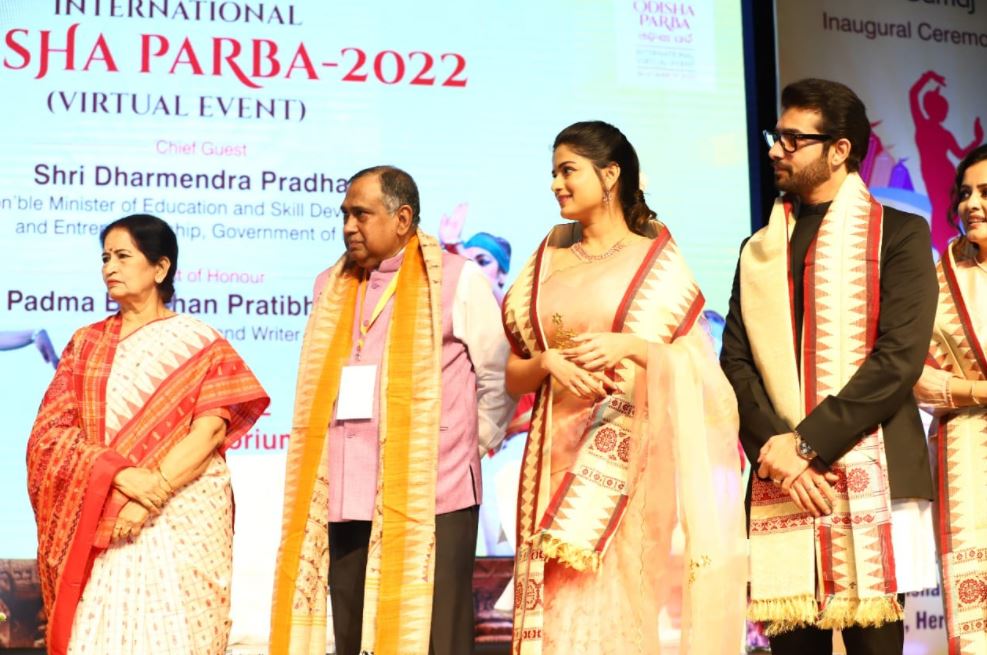 Actor Sharad Malhotra gets honoured for his portrayal of Buxi Jagabandhu at the International Odisha Parba  