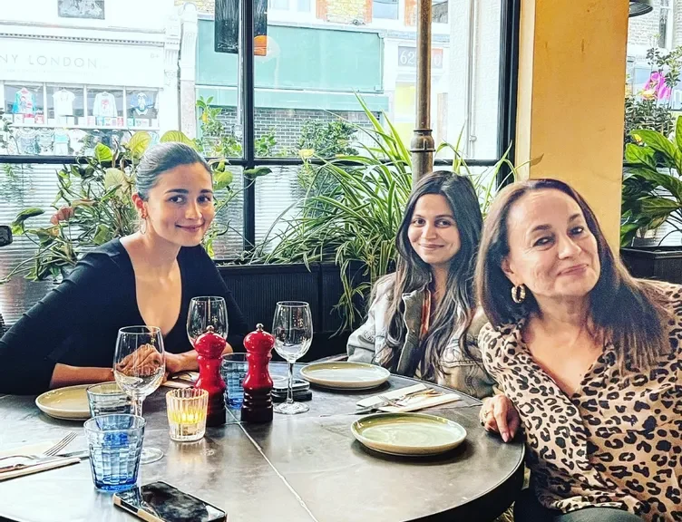 Shaheen Bhatt And Soni Razdan Pays A Visit To Dear Zindagi actress Alia Bhatt In London