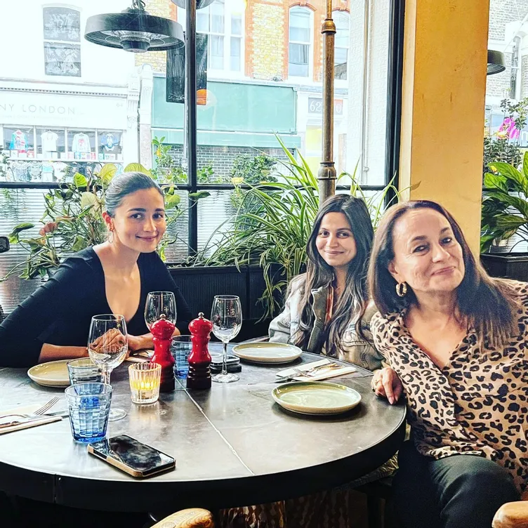 Shaheen Bhatt And Soni Razdan Pays A Visit To Dear Zindagi actress Alia Bhatt In London  