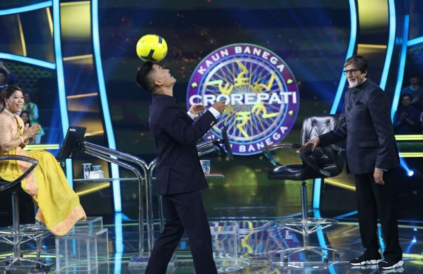 Footballer Sunil Chhetri amazes the audience with tricks at Kaun Banega Crorepati