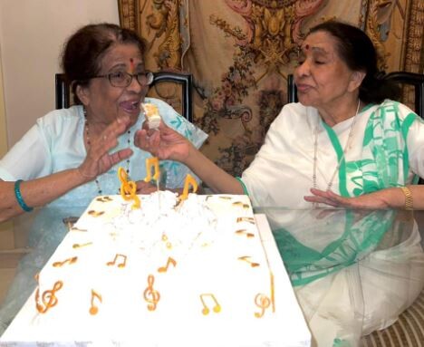 Asha Bhosale celebrates her Birthday with Meena Mangeshkar & Jackie Shroff  