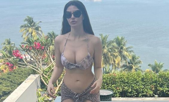 Giorgia Andirani raises the temperature in winter in a Sexy Bold Bikini