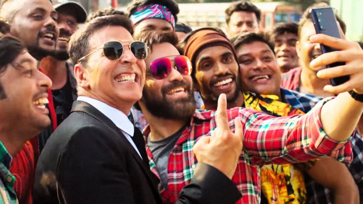 Akshay Kumar sets a Guinness World Record by clicking 184 selfies in 3 mins