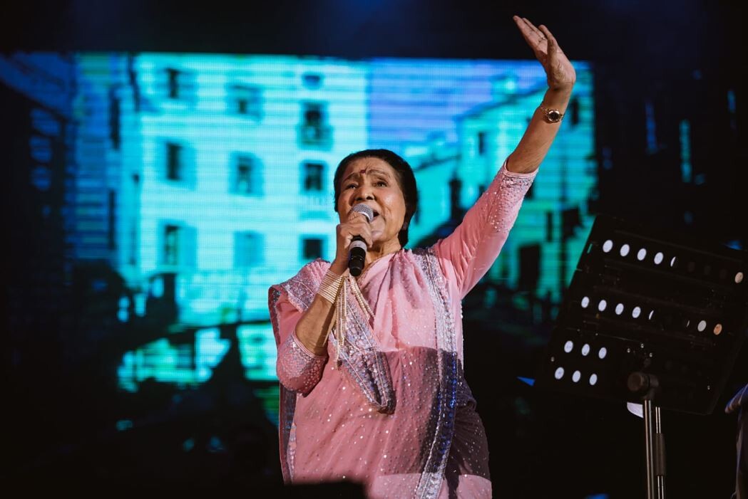 Asha Bhosle amuses the audience at Morya Entertainment’s Concert