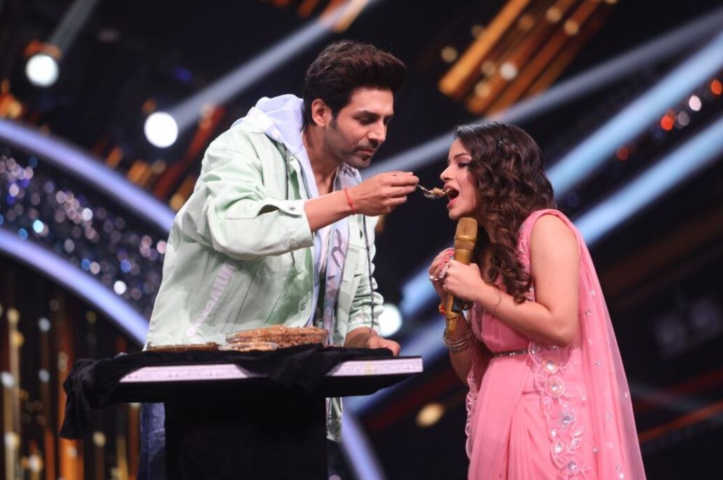 Indian Idol 13 – Senjuti Das surprises Kartik Aaryan with street food