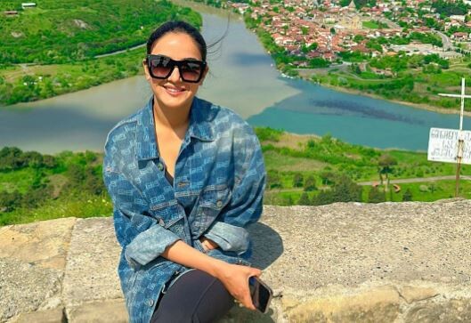 Actress Jasmin Bhasin sets holiday goals!